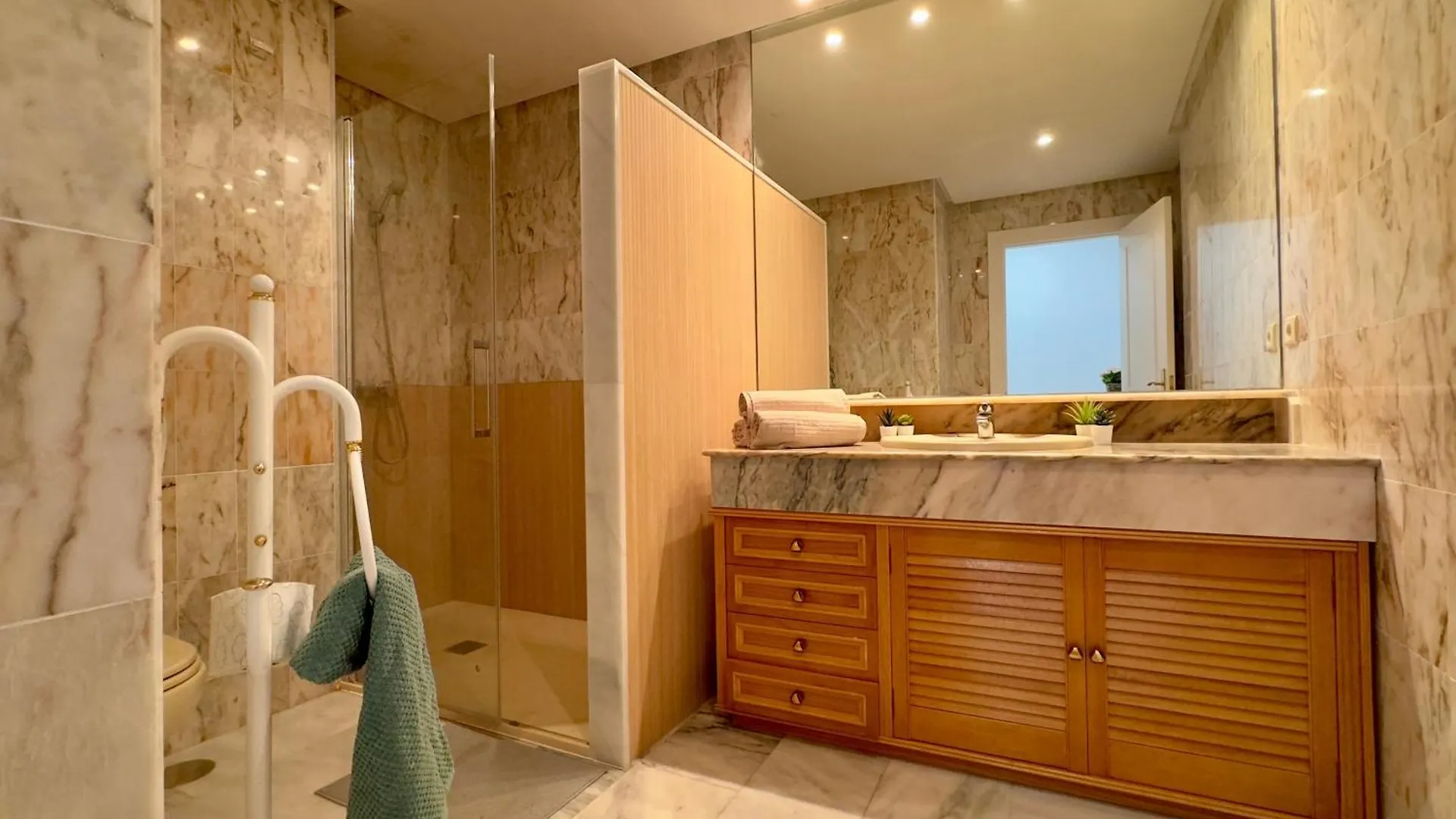 Apartamento Con Vistas Al Mar Y Piscina En Benalmadena Spain